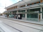 Aperçu d'un quai et du mobilier de la station "Georges Frêche - Hôtel de Ville" sur la ligne 4, le 14 avril 2012 Station de tramway "Georges Frêche - Hôtel de Ville" à Montpellier