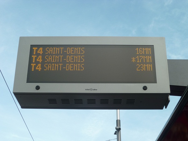 Tableau électronique d'information de la station "Restanque", quai direction "Saint-Denis"