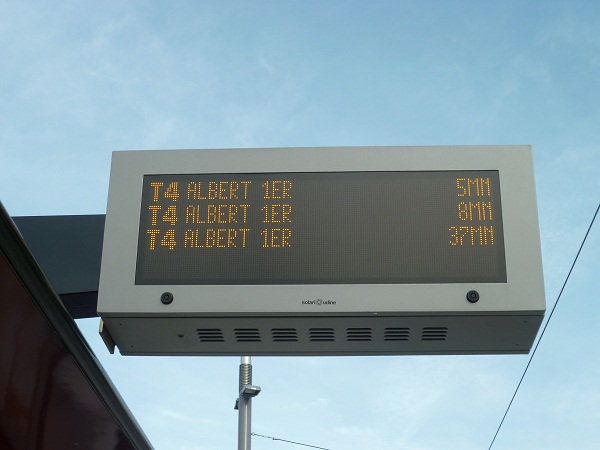 Tableau électronique d'information de la station "Restanque", quai direction "Place Albert 1er"
