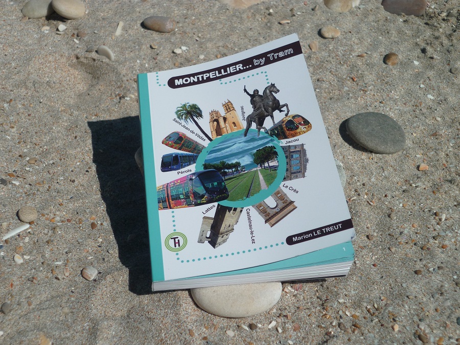 Couverture du guide de poche "MONTPELLIER... by tram" photographiée à la plage le 9 juin 2012
