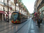 La rame 2094 Citadis 402 Alstom est photographiée sur le haut de la rue Maguelone, non loin de la station "Comédie" commune aux lignes 1 et 2, le samedi 13 octobre 2012, à la veille de la 3ème édition du Marathon de Montpellier Rue Maguelone à Montpellier le 13 octobre 2012