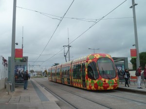 A Castelnau-le-Lez, la rame 2064 Citadis 302 Alstom marque l'arrêt à la station "Notre-Dame de Sablassou" de la ligne 2, le samedi 24 novembre 2012 Notre-Dame de Sablassou le 24 novembre 2012