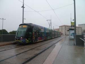 La rame 2087 Citadis 402 Alstom marque l'arrêt à la station "Tonnelles" de la ligne 3, le samedi 19 janvier 2013 Copyright : Edouard Paris