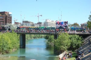 En ce vendredi 10 mai 2013, la rame 2081 Citadis 402 Alstom franchit le Pont Jean-Zuccarelli où est agglutiné le nombreux public venu assister aux épreuves du Festival International Sport Extrême (FISE) de Montpellier Copyright : Anje34