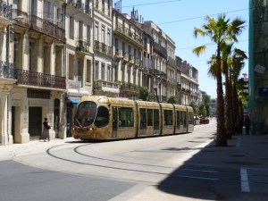 La rame 2044 Citadis 302 Alstom amorce la courbe pour gagner la rue André-Michel