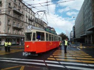 La motrice Be 4/4 n°729 manœuvre avec sa remorque B n°308 sur le rond-point de Rive à Genève, le dimanche 3 novembre 2013 Copyright : Edouard Paris