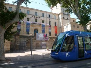 Symbole de l'identité de la ligne 1, ses rames bleues aux hirondelles blanches des designers Elisabeth Garouste et Mattia Bonetti. Photo prise sur le boulevard Louis-Blanc, le samedi 21 juin 2014 Copyright : Edouard Paris