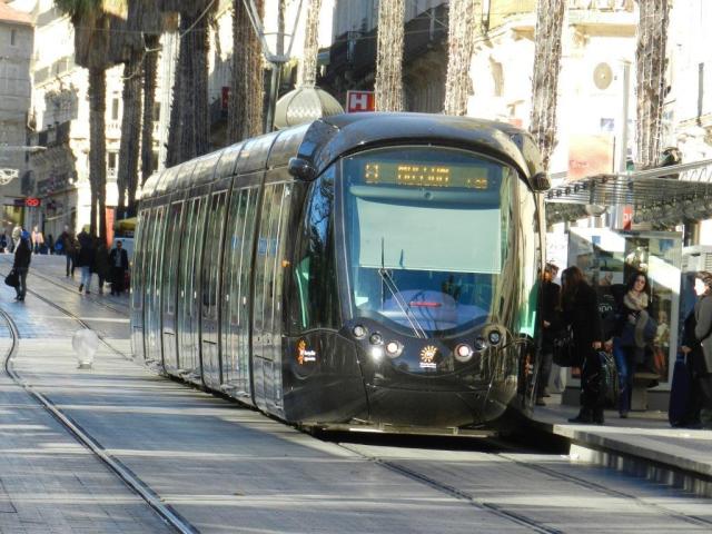 Les rames multilignes sont noires, comme ici la 2099 Citadis 402 Alstom photographiée le jeudi 8 janvier 2015 à la station "Gare Saint-Roch" commune aux lignes 1 et 2, alors que la CGT TaM voit rouge. Copyright : Anje34