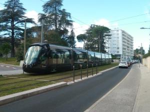 Le samedi 31 janvier 2015, la rame 2098 Citadis 402 Alstom multilignes passe devant l'entrée principale de la clinique mutualiste Beau Soleil, 119, avenue de Lodève à Montpellier. En arrière plan, l'immeuble "Le Chambord" dont les façades ont été récemment ravalées Copyright : Edouard Paris