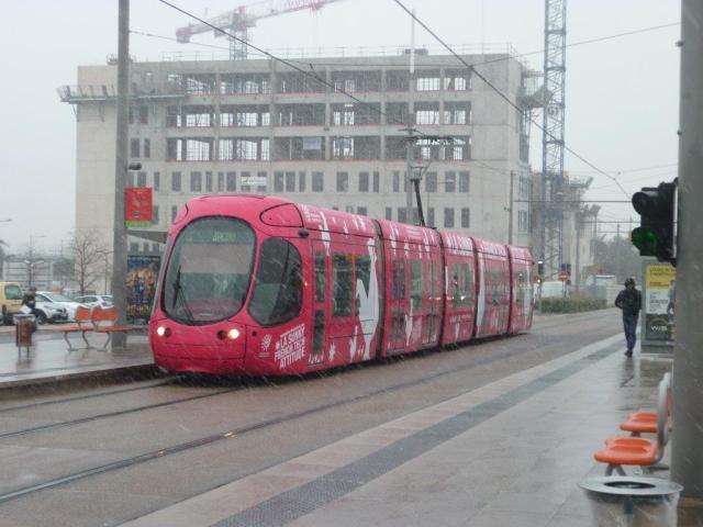Sur les neuf métropoles de provinces labellisées French Tech, seule Bordeaux a communiqué ses données transport à Google Maps Transit. Sur la photo, prise à Montpellier le mardi 3 février 2015 à la station « Sabines » de la ligne 2, la rame 2048 Citadis 302 Alstom aux couleurs de « La Sunny French Tech Attitude ». Copyright : Edouard Paris