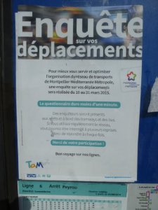 Affichette "Enquête sur vos déplacements" photographiée à l'arrêt "Peyrou", le vendredi 6 mars 2015. Copyright : Louis Ferdinand