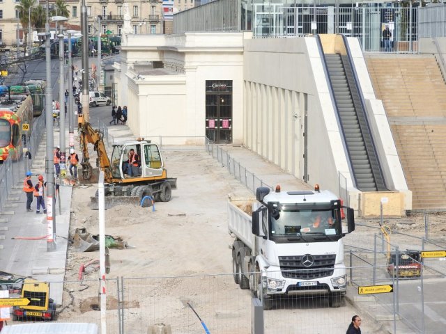 Chantier d'embellissement du nouveau parvis de la gare Saint-Roch à Montpellier, photographié le mardi 10 mars 2015. Copyright : Anje34