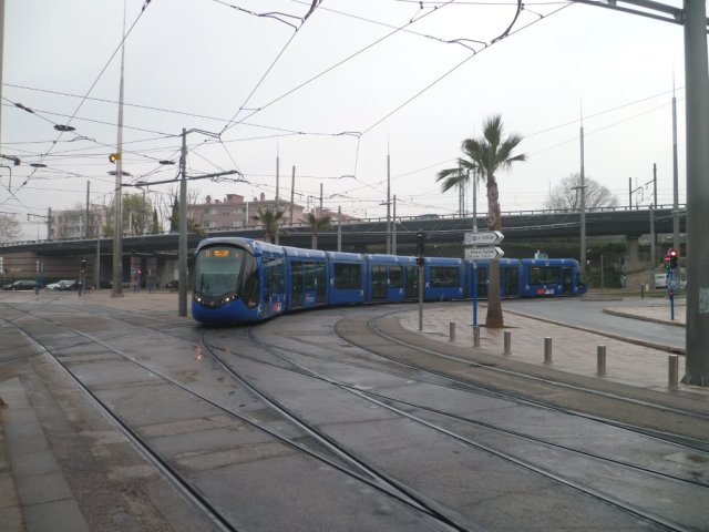 La rame 2091 Citadis 402 Alstom passe sur la place du 11 Novembre à 10h22, le vendredi 20 mars 2015, à l'heure où l'éclipse partielle de soleil est à son maximum à Montpellier. Copyright : Edouard Paris