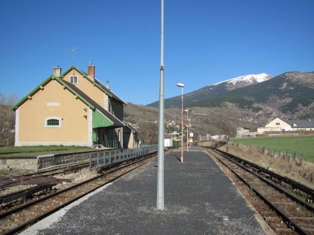 Sur la ligne du "Train Jaune", la gare de Saillagouse, photographiée le mardi 7 avril 2015, pourrait ne plus voir passer de trains à compter du vendredi 1er janvier 2016. Copyright : Edouard Paris