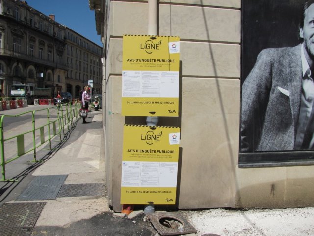 A l'angle de la rue des Balances et du boulevard du Jeu-de-Paume, un affichage made in Montpellier. Photo prise le mardi 21 avril 2015. Copyright : Edouard Paris