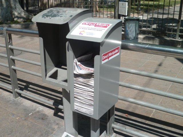 Le mardi 14 avril 2015, les exemplaires du quotidien gratuit Direct Matin Montpellier Plus ne se sont pas arrachés à la station "Gare Saint-Roch" commune aux lignes 3 et 4 de tramway, quai directions "Juvignac" et "Saint-Denis". Copyright : Edouard Paris