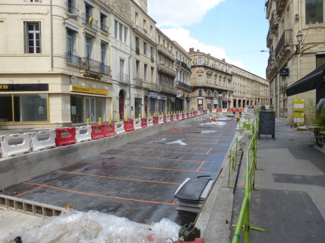 Un tapis anti-vibratile a été posé sur la couche de fondation de la plateforme du tramway boulevard du Jeu-de-Paume à Montpellier, entre la rue Marceau et la rue du Faubourg-du-Courreau, le lundi de Pentecôte, 25 mai 2015. Copyright : Louis Ferdinand