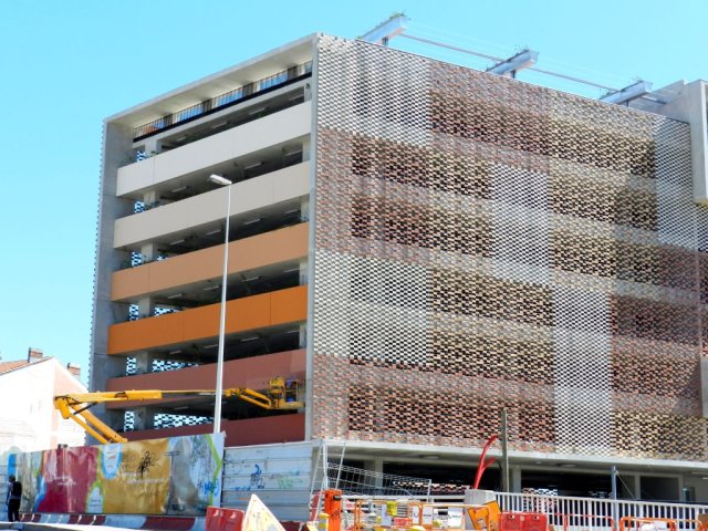Dégradé de couleurs sur la façade nord-est du futur parking Le Nouveau Saint-Roch à Montpellier. Photo prise le mercredi 6 mai 2015. Copyright : Anje34