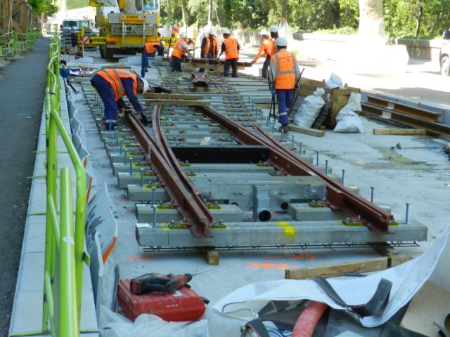 Assemblage du premier des deux aiguillages sur le chaînon manquant de la ligne 4 de tramway, boulevard Henri IV à Montpellier, entre la Tour des Pins et la rue de l'Ecole de Médecine, le jeudi 28 mai 2015. Copyright : Anje34