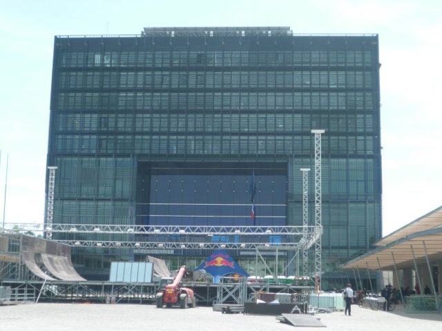 Pour la première fois, le spot mini à spine du FISE World Montpellier, qui accueille trottinette, skateboard et BMX, se trouve place Georges-Frêche au pied du Nouvel Hôtel de Ville. Photo prise le mardi 12 mai 2015. Copyright : Edouard Paris 