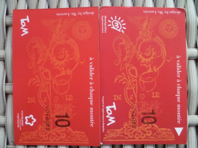 Sur la photo prise le samedi 23 mai 2015, à gauche le nouveau ticket qui arbore le logo Montpellier Méditerranée Métropole et à droite le ticket où figure le logo Montpellier Agglomération. Copyright : Edouard Paris