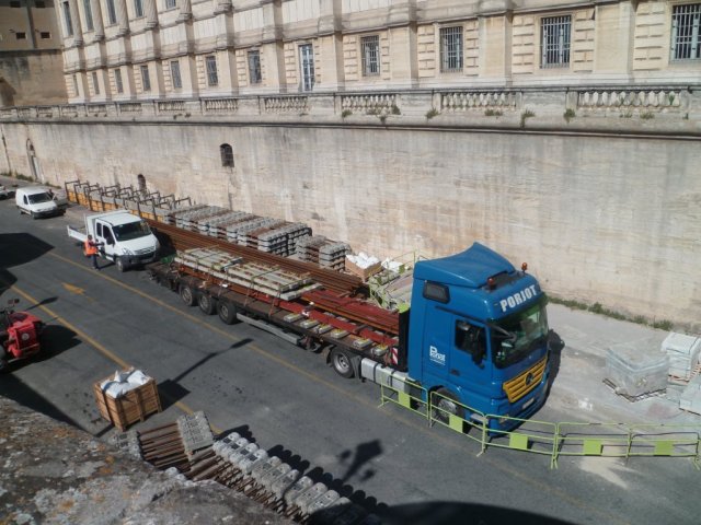 Les premiers appareils de voie, destinés au chaînon manquant de la ligne 4 de tramway, sont livrés par un semi-remorque de l'entreprise polonaise Porjot photographié sur la partie sud du boulevard du Professeur Louis-Vialleton, le mercredi 27 mai 2015. Copyright : Edouard Paris