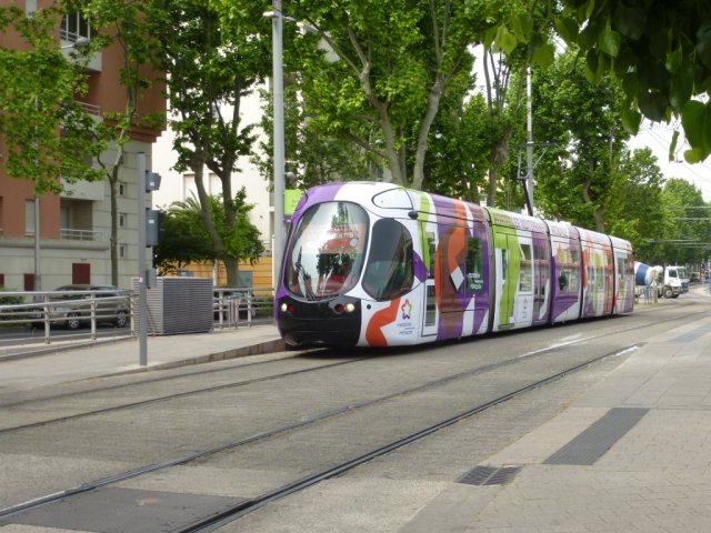 La rame 2049 Citadis 302 Alstom multilignes aux couleurs de Montpellier Méditerranée Métropole sera-t-elle de sortie le samedi 16 mai 2015, jour où de fortes perturbations sont attendues à la suite d'un appel à la grève du syndicat FO TaM ? Photo prise le marcredi 13 mai 2015 à la station "Rives du Lez" de la ligne 3. Copyright : Louis Ferdinand