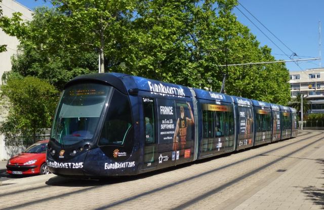 La rame 2099 Citadis 402 Alstom multilignes pelliculée EuroBasket 2015 est photographiée sur la ligne 1 entre les stations "Universités Sciences & Lettres" et "Saint-Eloi", le jeudi 21 mai 2015. Copyright : Louis Ferdinand