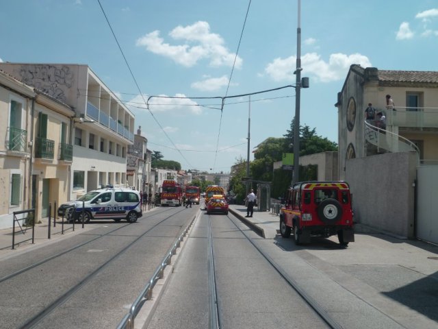 Le lundi 8 juin 2015, avenue de Lodève à Montpellier, à la hauteur du quai directions "Pérols - Etang de l'Or et Lattes Centre" de la station "Les Arceaux", l'intervention des moyens de secours a obligé TaM à neutraliser temporairement la circulation des rames de la ligne 3 dans les deux sens, entre les stations "Saint-Denis" et Jules Guesde". Copyright : Edouard Paris