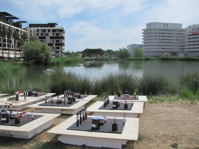 Dispositifs pyrotechniques en cours d'installation sur le bassin Jacques Cœur à Montpellier, le lundi 13 juillet 2015. Copyright : Edouard Paris 