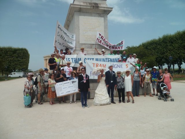L'union symbolique entre Mademoiselle Lavérune et Monsieur Clapiers célébrée sur la place royale du Peyrou à Montpellier, le dimanche 5 juillet 2015 à midi, renforce encore plus les liens qui se sont tissés entre les associations qui composent à ce jour le ColL5ctif de défense du projet de la ligne 5 de tramway. Copyright : Edouard Paris
