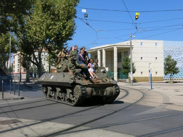 Passage du blindé à chenilles sur lequel a pris place Philippe Saurel, maire de la ville de Montpellier, président de Montpellier Méditerranée Métropole, à l'intersection des lignes 3, 1 et 4 de tramway, boulevard des Consuls de Mer à Montpellier, le dimanche 30 août 2015. Copyright : Edgar Chaptal