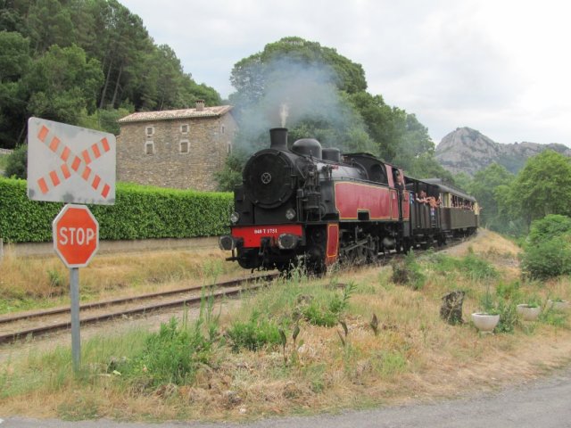 Le samedi 8 août 2015, à 15h09, le Train à Vapeur des Cévennes à destination de Saint-Jean-du-Gard, locomotive allemande Krupp 040T 1751 (année de construction 1937) en tête, va franchir le PN 10 non gardé situé sur la commune de Générargues à moins de trois cents mètres de la Bambouseraie de Prafrance. Copyright : Edouard Paris