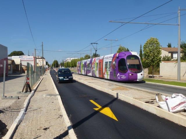 Sur l'avenue de l'Europe à Castelnau-le-Lez, en direction du Crès, entre les stations "Centurions" et "Notre-Dame de Sablassou", les véhicules automobiles circulent désormais sur leur propre chaussée, laissant de fait la voie libre aux rames de tramway de la ligne 2 (ici la 2049 Citadis 302 Alstom aux couleurs de Montpellier Méditerranée Métropole). Photo prise le dimanche 2 août 2015. Copyright : Louis Ferdinand