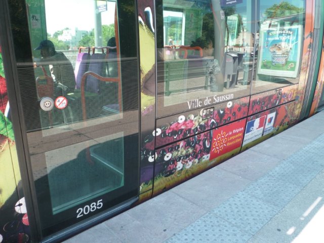 Nouveau nom de baptême de la rame 2085 Citadis 402 Alstom photographié au moment où la rame est sur le point de quitter la station "Les Tonnelles" en direction de Juvignac, le mercredi 12 août 2015. Copyright : Edouard Paris