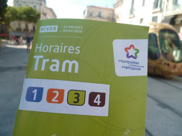Vue partielle de la couverture du fascicule horaires hiver 2015/2016 des quatre lignes de tramway disponible dans les Espaces Mobilités TaM et dans les Maisons de proximité depuis le mercredi 26 août 2015, jour où la photo a été prise. Copyright : Edouard Paris