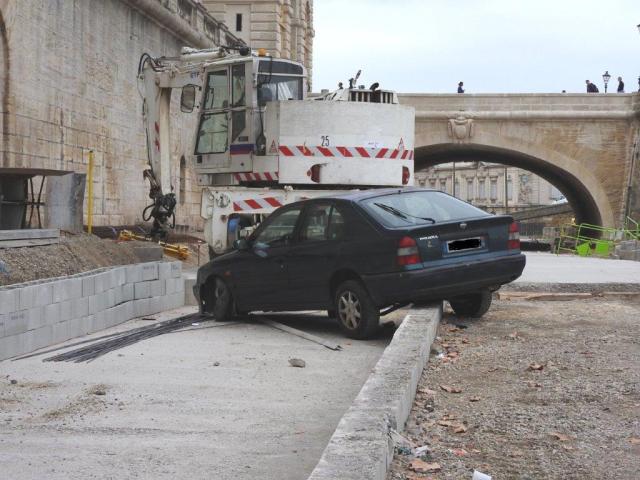 Une voiture en bien mauvaise posture, boulevard du Professeur Louis-Vialleton à Montpellier, le matin du samedi 12 septembre 2015. Copyright : Anje34