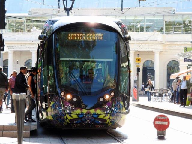Le mercredi matin 9 septembre 2015, à la station "Gare Saint-Roch" commune aux lignes 3 et 4 de tramway, la girouette d'une rame Citadis 402 Alstom indique "Lattes Centre" sans précision de ligne, alors qu'elle circule vers "Mosson" un des deux terminus nord-ouest de la ligne 3. Copyright : Anje34