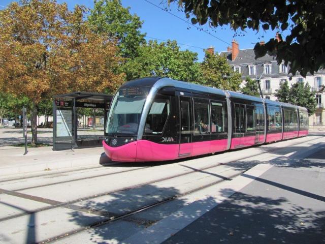 Le dimanche 30 août 2015, la rame 1001 Citadis 302 Alstom est photographiée à la station "République" de la ligne T1 inaugurée le samedi 1er septembre 2012. Copyright : Edouard Paris