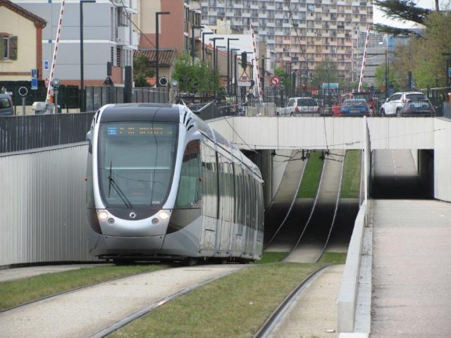 A Toulouse, l'abonnement annuel des jeunes de moins de 26 ans reste fixé à 100 € en cette rentrée 2015. Photo prise le mercredi 15 avril 2015 quelques secondes après que la rame 5026 Citadis 302 Alstom, circulant en direction du terminus "Palais de Justice" commun aux lignes T1 et T2, est passée sous la ligne de chemin de fer Toulouse - Auch, boulevard Déodat-de-Séverac. Copyright : Edouard Paris