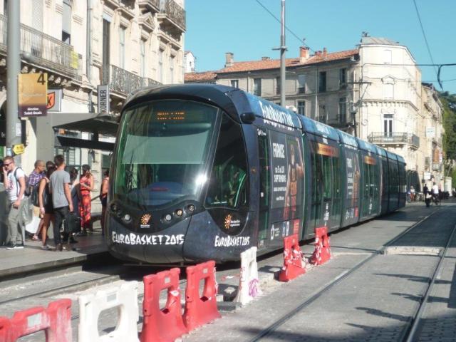 Depuis le jeudi 21 mai 2015, la rame 2099 Citadis 402 Alstom multilignes circule revêtue d'un pelliculage EuroBasket 2015. Elle est photographiée à la station "Observatoire", quai direction Juvignac, le mercredi 26 août 2015. Copyright : Edouard Paris