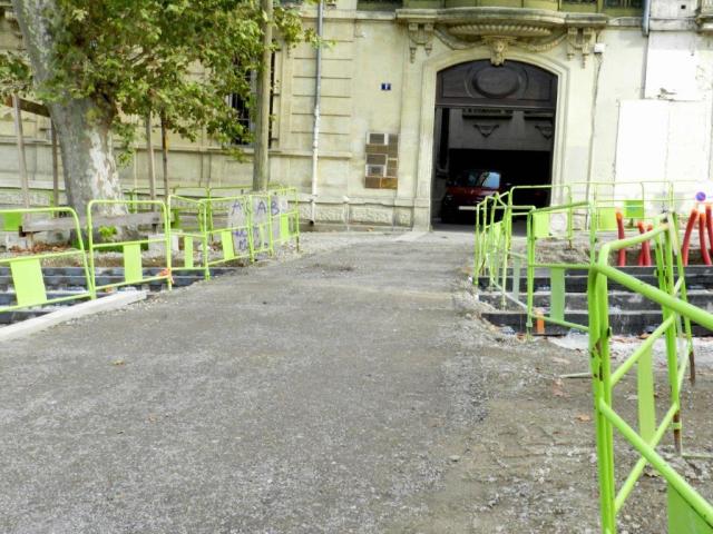Sur le chantier du chaînon manquant de la ligne 4 de tramway, à la hauteur du 1 boulevard du Professeur Louis-Vialleton à Montpellier, une épaisse couche de tout-venant vient de remplacer la passerelle "Subra". Photo prise le jeudi 29 octobre 2015. Copyright : Anje34
