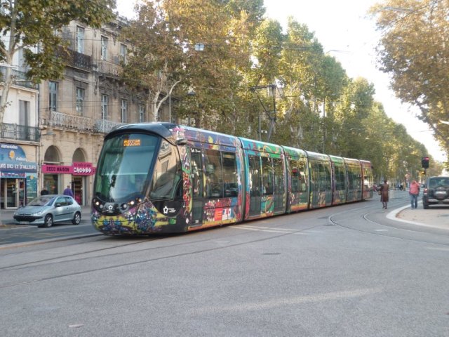 Avant de tester le wifi embarqué, il eut été préférable de  mettre un terme au bug informatique qui affecte les boîtiers du Système d'Aide à l'Exploitation et à l'Information (SAEI) qui équipent les rames Citadis 402 Alstom circulant sur la ligne 3 et dont l'anomalie la plus caractéristique, aux yeux des voyageurs qui attendent sur les quais, se traduit par l'affichage d'un terminus opposé  à celui vers lequel la rame roule et par l'absence du numéro de la ligne desservie tant sur les girouettes frontales que latérales. ainsi que le montre la photo prise cours Gambetta à Montpellier, le mardi 20 octobre 2015. Copyright : Edouard Paris