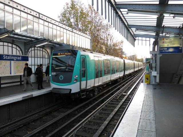 Transports en commun gratuits en Ile-de-France les dimanche 29 et lundi 30 novembre 2015. A Paris, la rame de la série MF 01 Bombardier Alstom numéro 029 (année 2010), circulant en direction du terminus nord-ouest "Porte Dauphine" de la ligne 2 de métro, est photographiée à son arrivée à la station aérienne "Stalingrad", le samedi 28 novembre 2015. Copyright : Edgar Chaptal