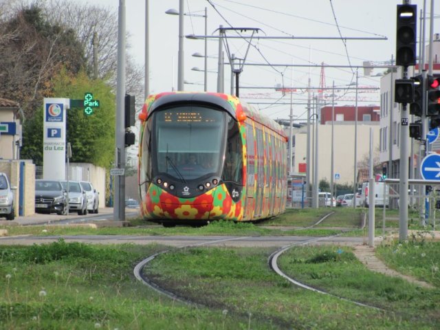 La rame 2093 Citadis 402 Alstom est photographiée entre les stations "Clairval" et "Charles de Gaulle" sur l'avenue de l'Europe à Castelnau-le-Lez, le mercredi 16 décembre 2015, jour du neuvième anniversaire de l'inauguration de la ligne 2 du réseau de tramways de Montpellier. Copyright : Edouard Paris