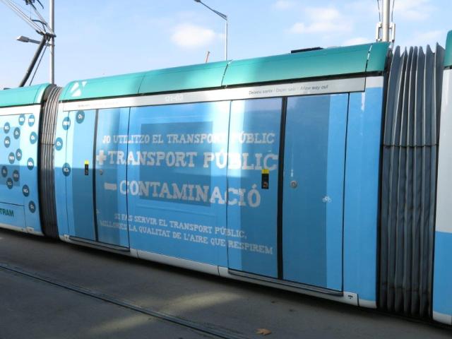A l'instar du pelliculage appliqué sur un module de la rame 03 Citadis 302 Alstom du réseau Trambaix de Barcelone, le ColL5ctif ligne 5 de Montpellier devrait faire sien le slogan : "Plus de transports publics = Moins de pollution :". Photo prise le mardi 26 janvier 2016. Copyright : Edgar Chaptal