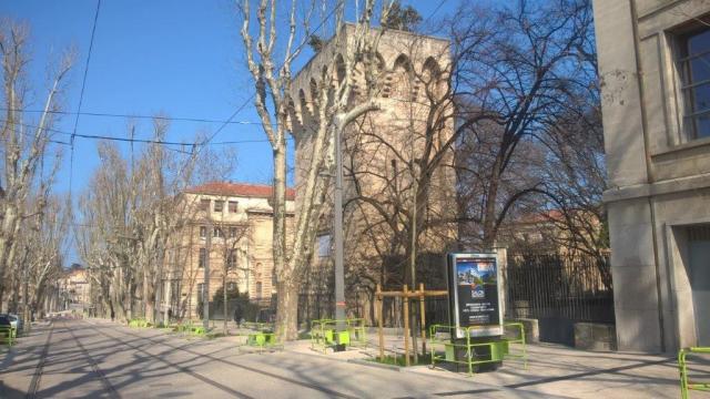 Lamentable, l'installation d'une sucette JCDecaux à deux pas de La Tour des Pins, boulevard Henri IV à Montpellier. Photo prise le samedi 12 mars 2016. Copyright : Edouard Paris