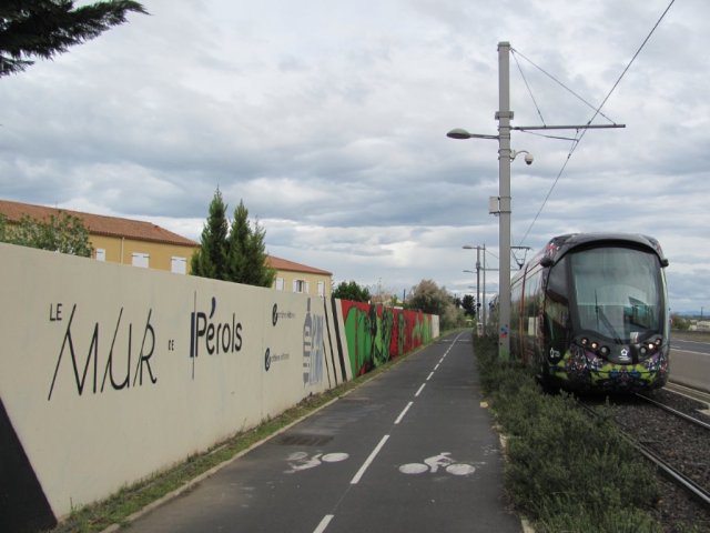 A 70 km/h, à bord des rames de la ligne 3 de tramway, entre la station "Pérols Centre" et le terminus "Pérols - Etang de l'Or", ou vice-versa, les voyageurs assis du bon côté ont à peine quatre secondes pour jeter un oeil sur LE MUR de Pérols. Photo prise le samedi 23 avril 2016. Copyright : Edouard Paris