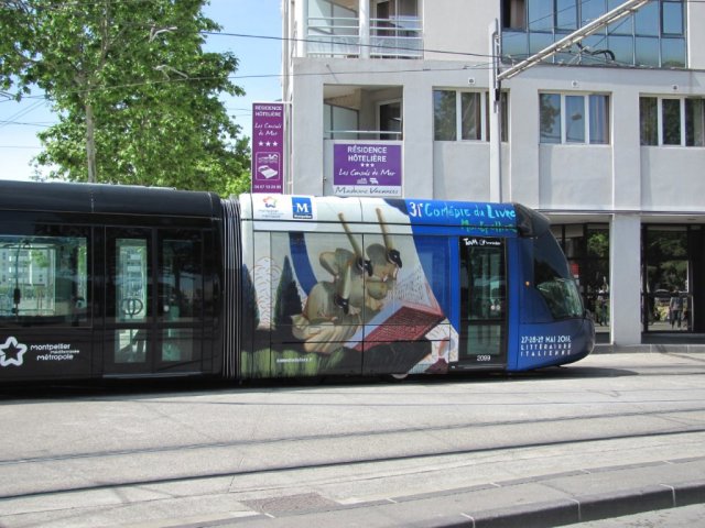 Les motrices de la rame 2099 Citadis 402 Alstom multilignes ont chacune reçu un pelliculage "31ème Comédie du Livre". Photo prise peu après la station "Moularès (Hôtel de Ville)" des lignes 1 et 3, le samedi 7 mai 2016. Copyright : Edouard Paris