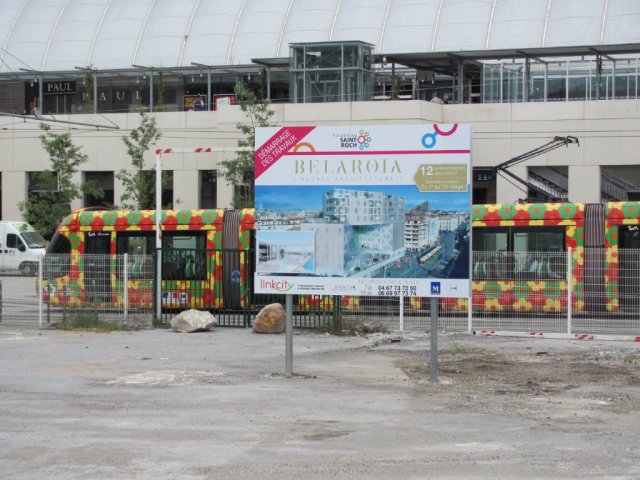 Panneau de grande dimension annonçant le démarrage des travaux de l'ensemble immobilier "Belaroia" de l'architecte marseillaise Manuelle Gautrand, face au nouveau parvis de la gare Saint-Roch de Montpellier, photographié le vendredi 13 mai 2016. Copyright : Edouard Paris
